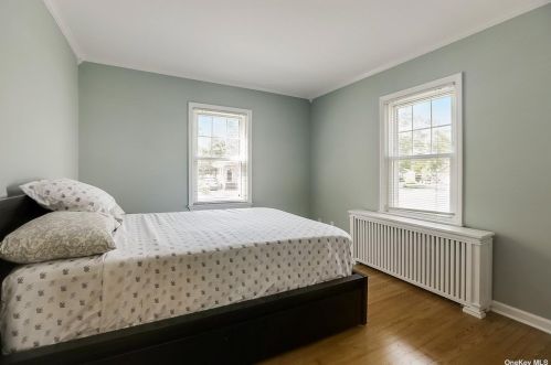 324 Oak Neck Rd, West Islip NY  11795-3613 exterior