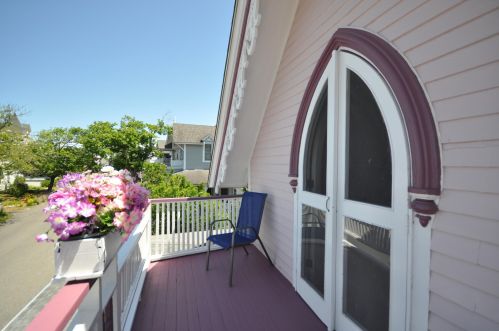 28 Narragansett Ave, Marthas Vineyard MA 02539-4428 exterior