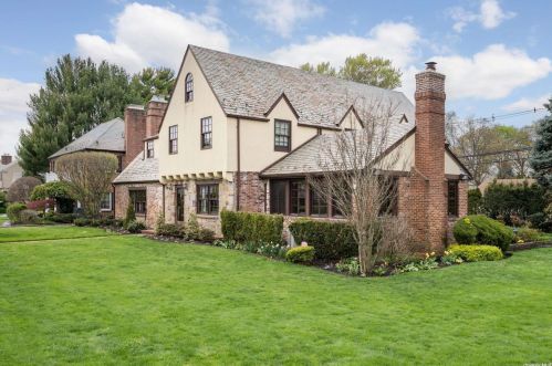 45 Wright Rd, Rockville Centre, NY 11570-1236