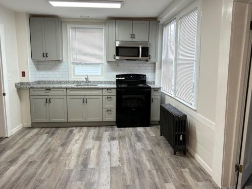 108 Main St, Woodbury CT  06798-2903 exterior