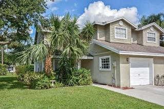 949 Honeytree Ln, West Palm Beach, FL 33414-2930