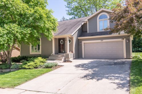 1103 Larchmont Dr, Waukesha, WI 53186-6765