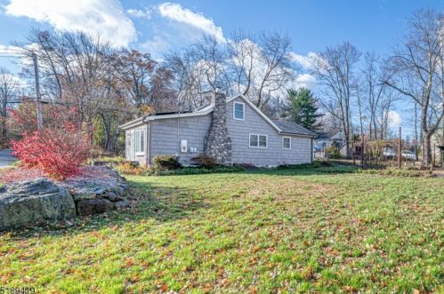 10 Center St, West Milford Lakes, NJ 07480-3316