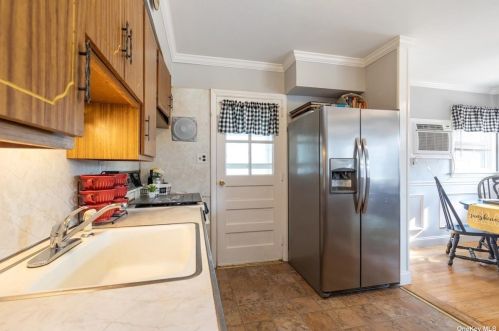 420 Clement Ave, Floral Park NY  11003-3320 exterior