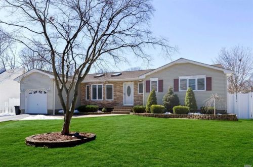 126 Avenue D, Holbrook, NY 11741-2338