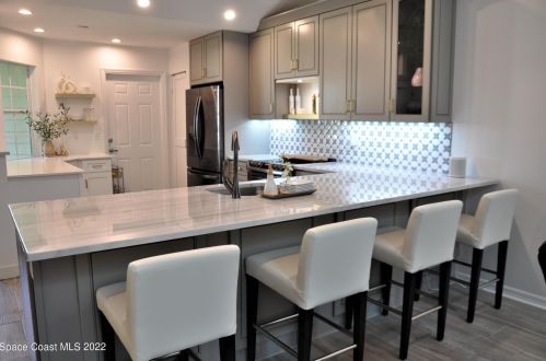 523 6th St, Vero Beach FL  32962-1687 exterior