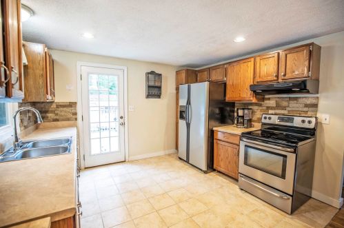 82 Riverside Dr, Fremont NH  03044-3551 exterior