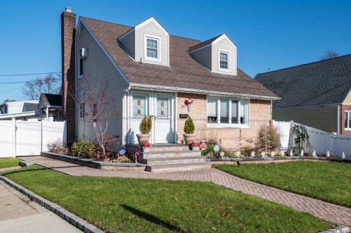 35 Morningside Dr, Westbury, NY 11590-4231