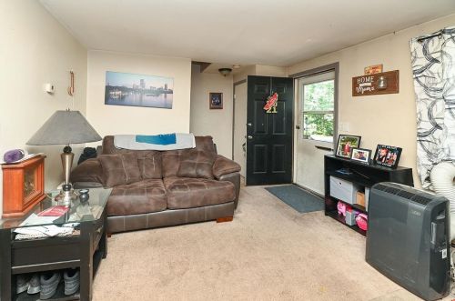 17 English Range Rd, Derry NH 03038-5323 exterior