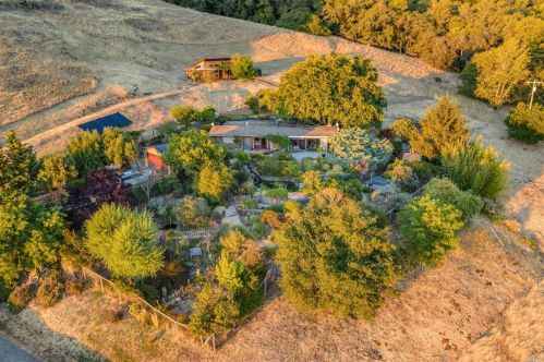 6960 Round Oak Rd, Penngrove, CA 94951-9779