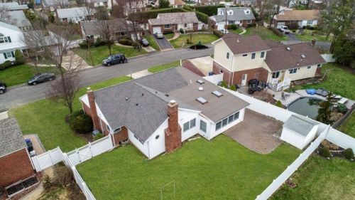 19 Ellsworth Pl, Elwood, NY 11731-5723