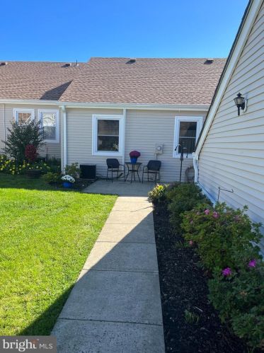 103 Broadgate Ct, East Freehold, NJ 07728-5263