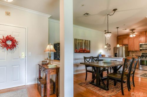 307 Regency Pl, Woodbridge NJ  07095-1032 exterior