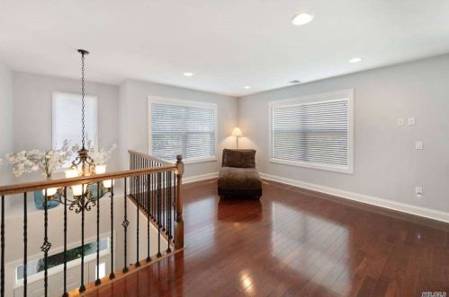 33 Concerto Ct, Eastport NY  11941-1628 exterior