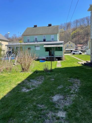 427 4th St, Ford City, PA 16226-0010