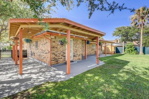 2801 Dominique Dr, Galveston TX 77551-1570 exterior