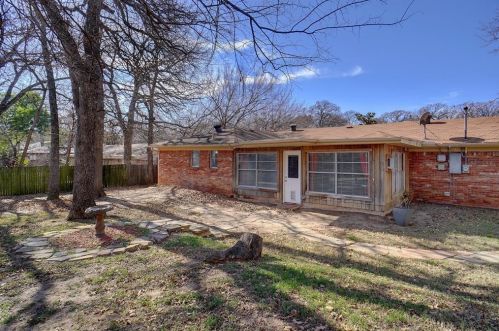 876 Patti Dr, Bedford, TX 76022-7315
