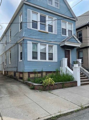 170 32nd St, Bayonne, NJ 07002-1819