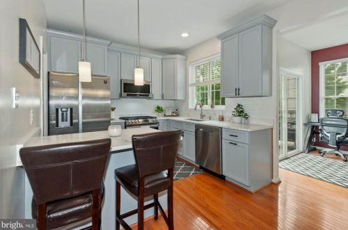 13099 Park Crescent Cir, Herndon, VA 20171-2816