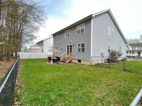 20 Dogwood Dr, Middletown NY 10940-1801 exterior