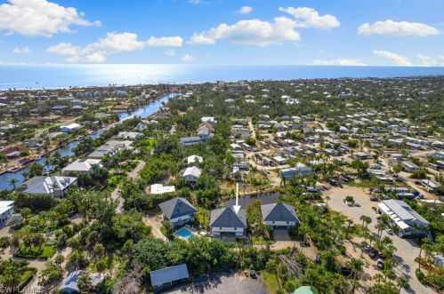 1039 Beach Rd, Sanibel, FL 33957-6930