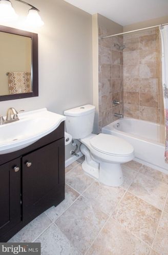 1564 Goldenrain Ct, Herndon VA  20190-4036 exterior