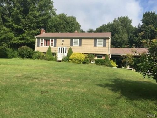4 Daniels Dr, Danbury, CT 06811-2707