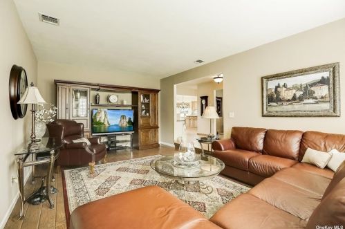 11 Remsen Ct, Mount Sinai NY  11766-1603 exterior