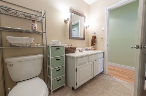 132 Old Mill Pond Rd, Henniker NH  03242-3152 exterior