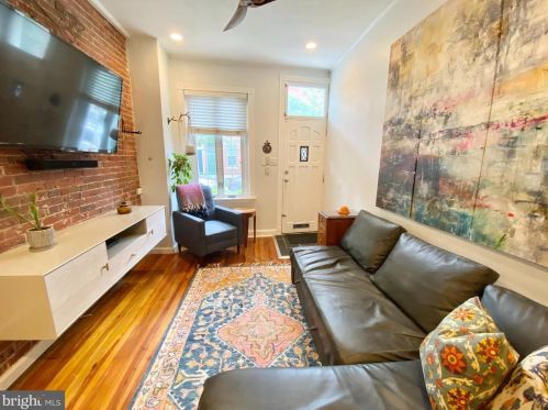 208 Carpenter St, Philadelphia PA  19147-4214 exterior