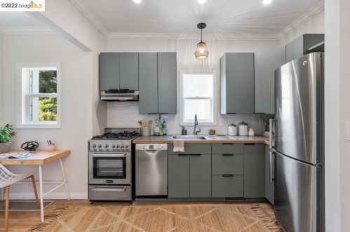 5937 Fremont St, Oakland CA 94608-2217 exterior