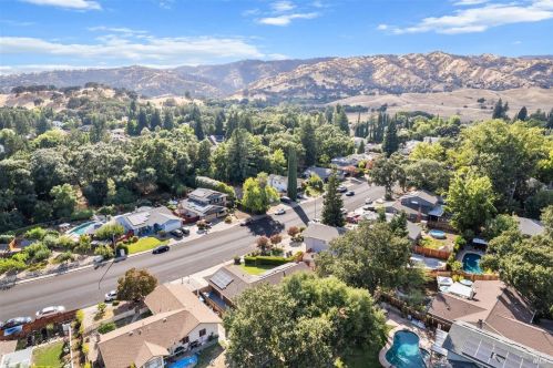 221 Alamo Dr, Vacaville CA  95688-2423 exterior