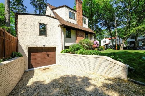 8 Parkway, Mount Vernon NY  10552-1219 exterior