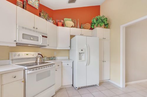 231 Canterbury Dr, West Palm Beach FL  33418-7178 exterior
