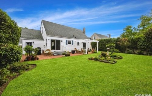 3887 Park Ave, Seaford, NY 11783-2334