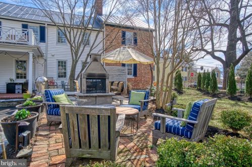 102 Cornwall St, Leesburg VA 20176-2804 exterior