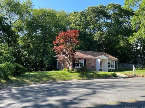 48 Woodlawn Ave, Waterford, CT 06385-2044