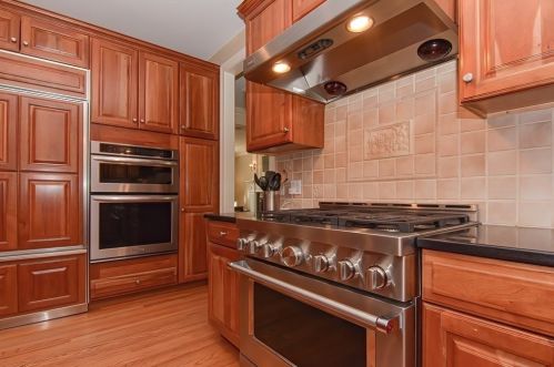 7 Stuart St, Medfield MA 02052-3135 exterior