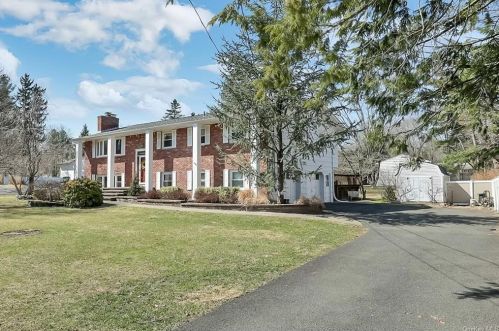 2 Caroll Dr, Airmont, NY 10901-3002