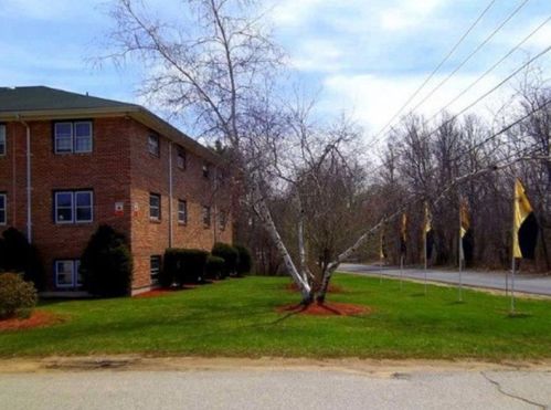 4 Laraway Ct, Derry NH  03038-1413 exterior