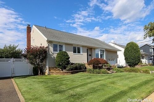 2979 Brentwood Ct, North Wantagh, NY 11793-4522