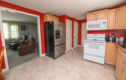 17 English Range Rd, Derry NH 03038-5323 exterior