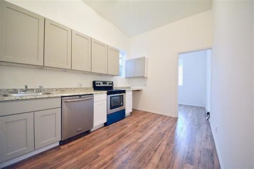 73 20th St, Bayonne, NJ 07002-5608