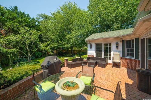 120 Lakeside Dr, Oakdale NY  11769-2250 exterior