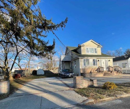 315 Ackerman St, Central Islip, NY 11722-3701