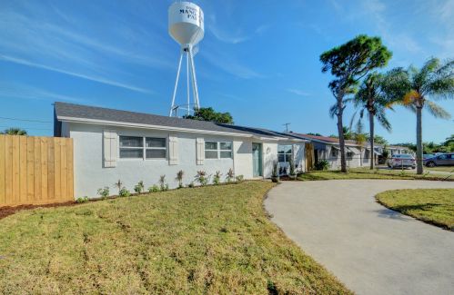 5710 Driftwood St, West Palm Beach, FL 33407-2221
