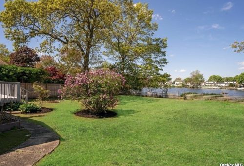 50 Arbour St, West Islip NY  11795-1015 exterior