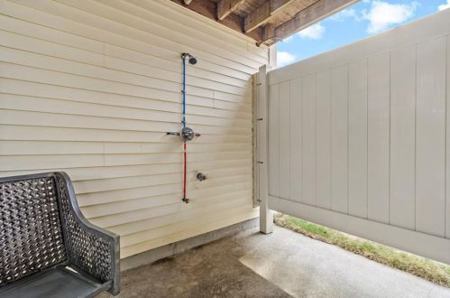 105 Nepaug Rd, South Kingstown RI  02882-2303 exterior