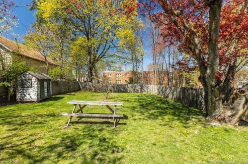 124 Ansonia St, Hartford CT  06106-4002 exterior