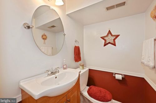 210 Wayne Dr, Riverton NJ  08077-3843 exterior